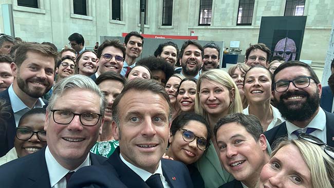 selfie Young Leaders - Emmanuel Macron - Keir Starmer.